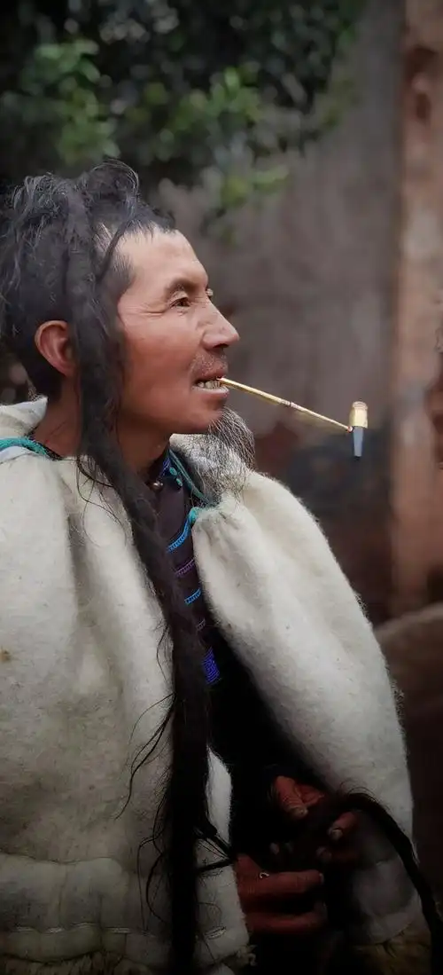 天菩萨四川大凉山美姑县彝族村寨我们看到了彝族男子的天菩萨发型这是