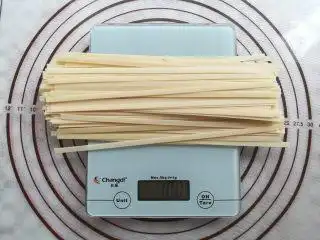 宽芯肉酱凉面,称出100克的面条