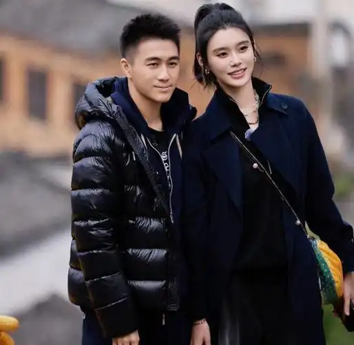 据资料,她老公毕业于北大,现为药剂学专家,身高接近187cm.