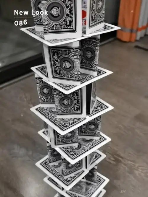纸牌搭高塔,挑战成功!