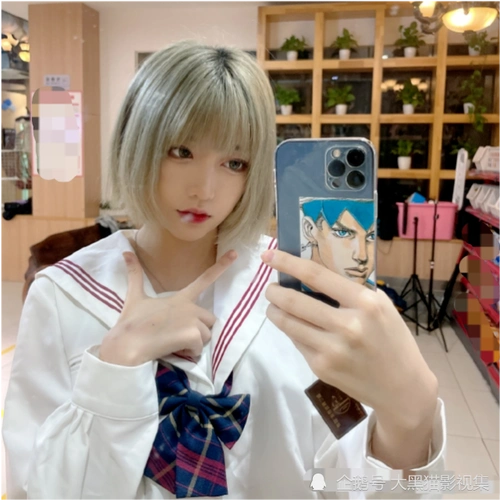 咬米素颜曝光引热议,为自证颜值cos罗宾,却因过度p