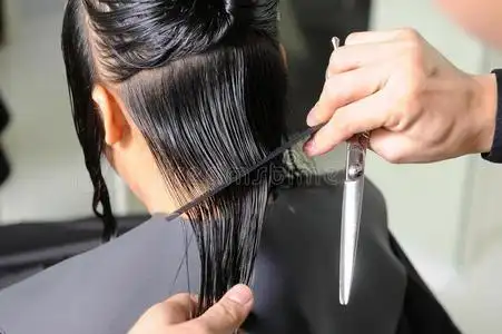 理发师剪头发照片