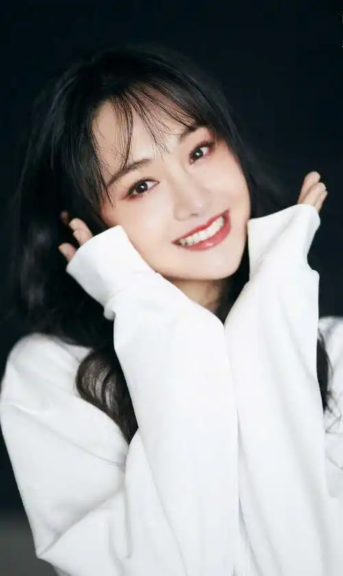 演员郑爽,坦率正直的小仙女,来看美美的照片吧