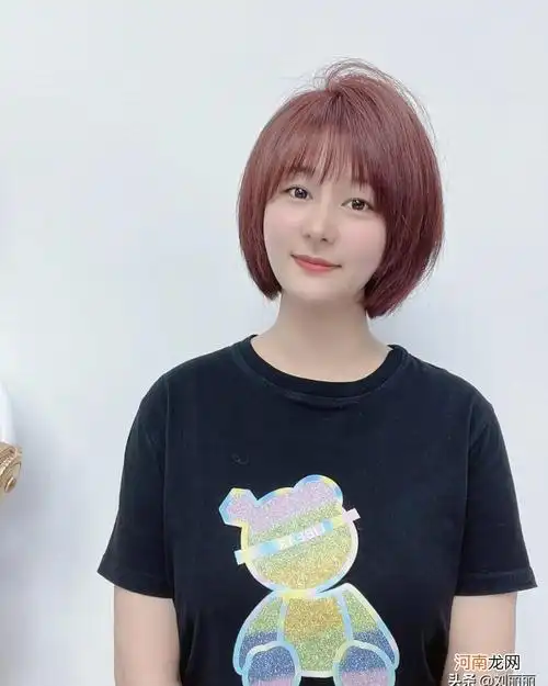 更有活力,脸部周围不要梳得太整洁,可以适当的留一些卷卷的碎发更自然