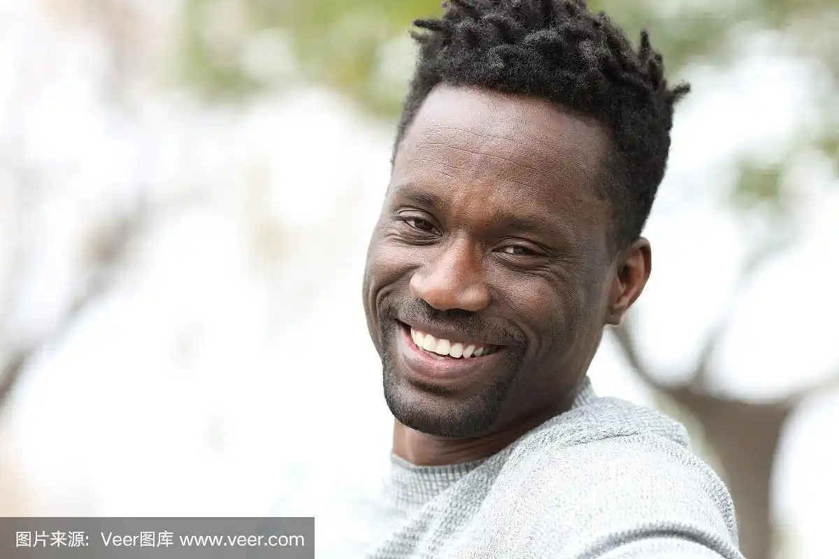 快乐的黑人带着完美的笑容看着镜头