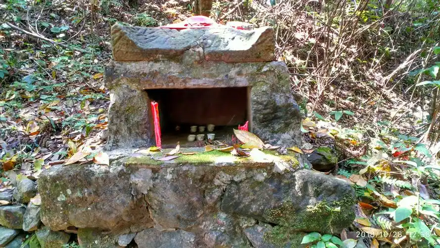 山顶路旁的石制小土地庙