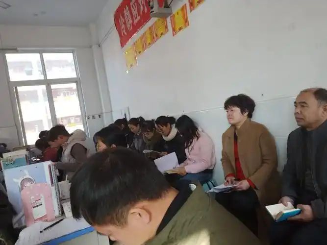 图为孔主任亲临教室认真听课