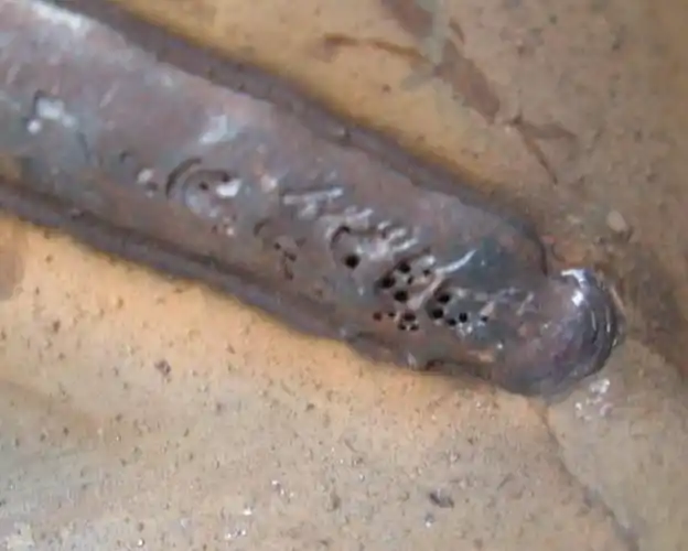 (三)气孔(5)对易淬火钢和钢性大的构件,焊前预热,焊时保温,焊后暖冷