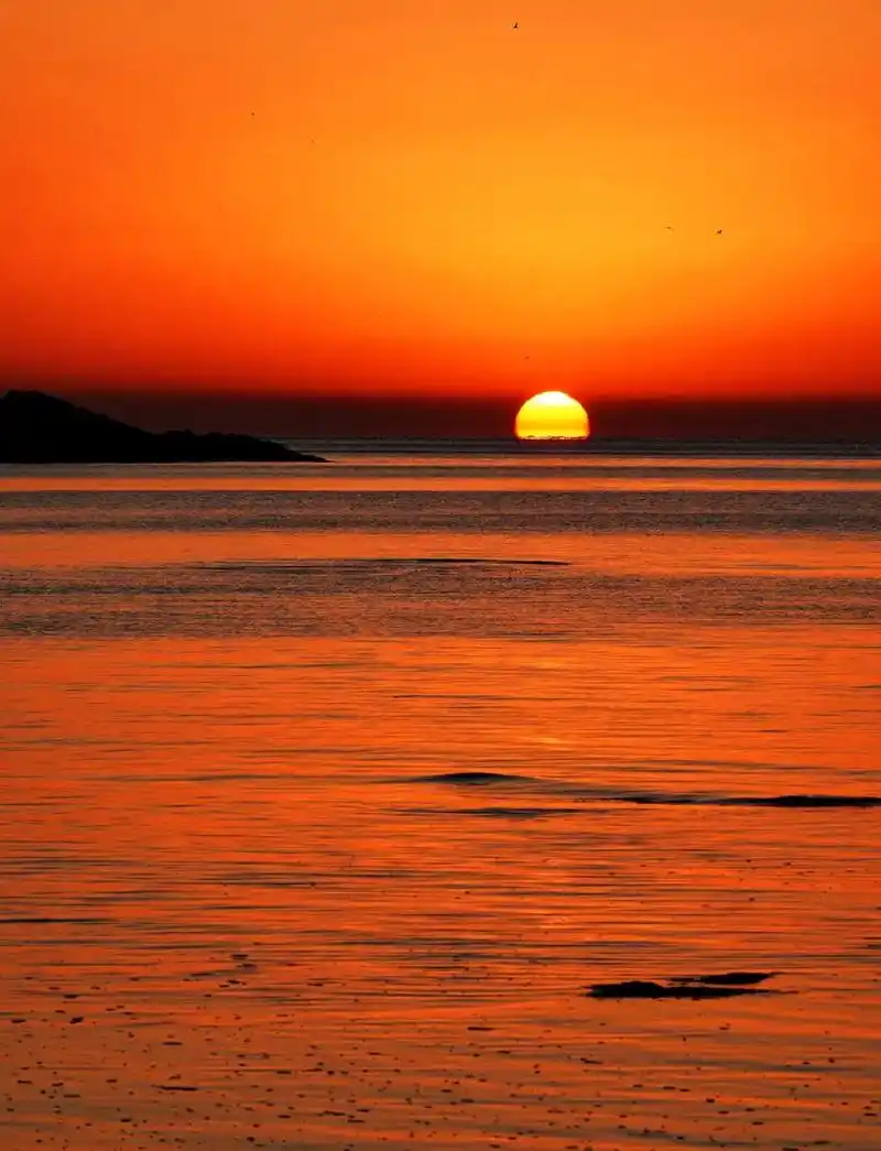 组图火红的太阳从天际线上冉冉升起