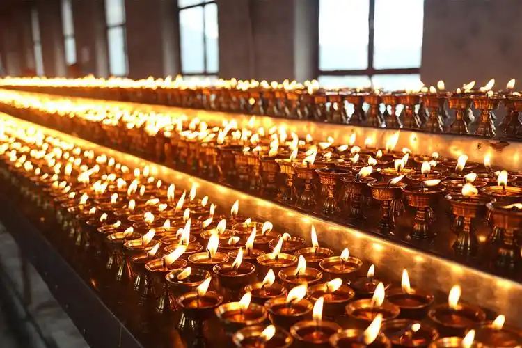 朗措玛寺:第十一届万盏法会报道之九:点亮佛前灯—供灯