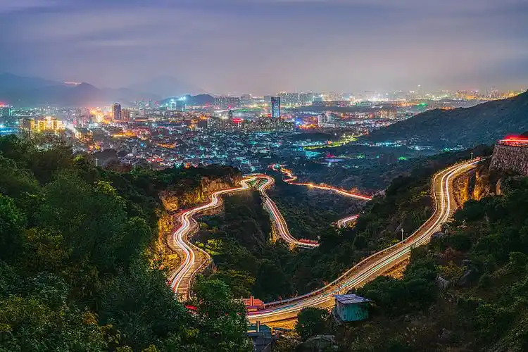 浙江省温州市大罗山城市夜景蜿蜒公路车轨图片下载