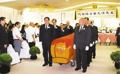 黄光汉举殡极尽哀荣 董建华,高祀仁等扶灵