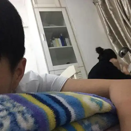 第一次跟女朋友过夜 她在洗澡