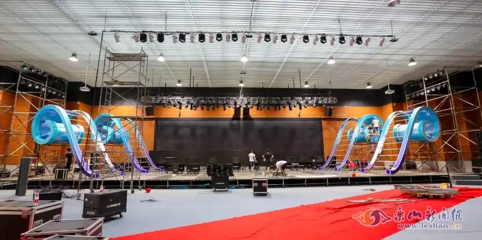 开幕式舞台搭建进行中