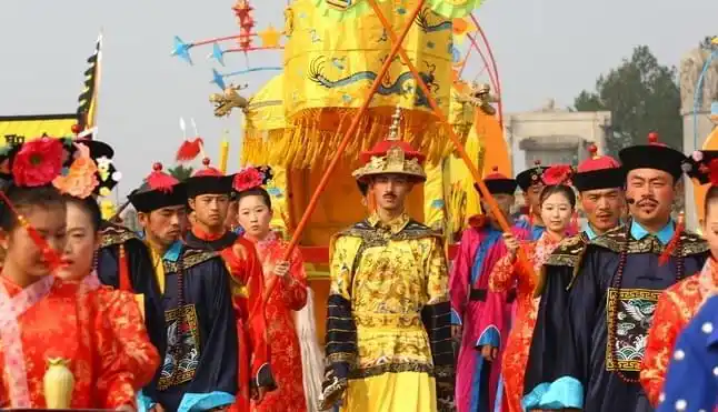 出巡场景刘平 摄乾隆六十年(1795),清代戏曲作家李斗,亲眼目睹皇帝