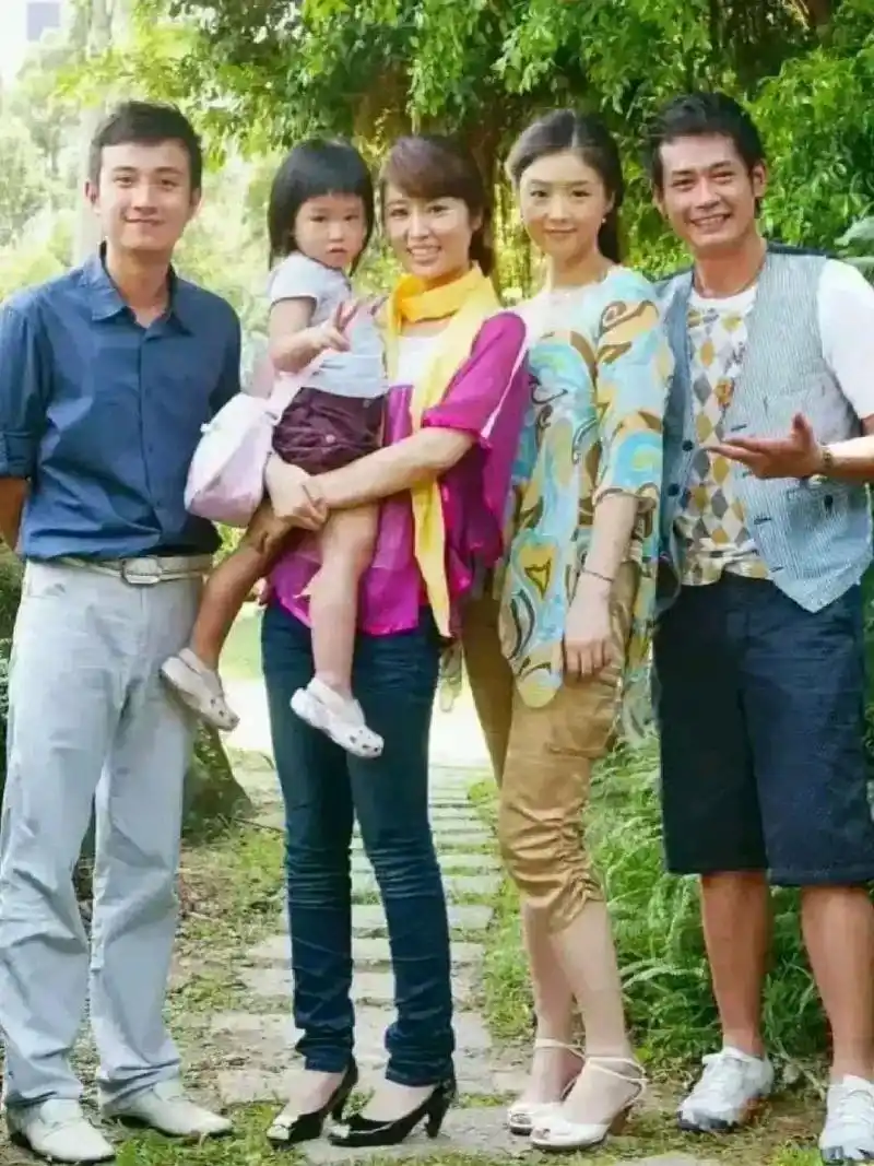 在没有美颜和滤镜的年代,当年林心如,蒋欣,文章的青涩合影.