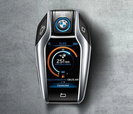 宝马i8配备了带有液晶显示屏的车钥匙