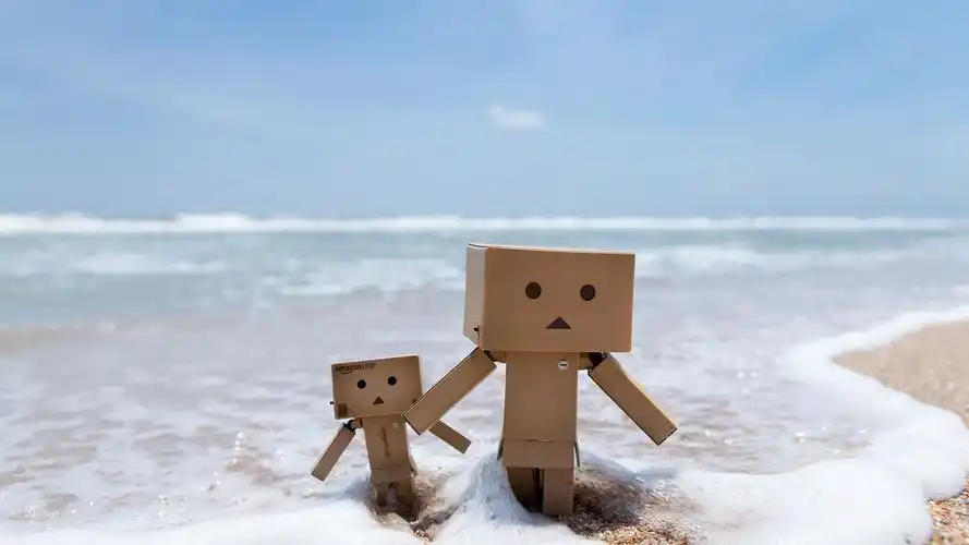 海边纸盒人图片桌面壁纸