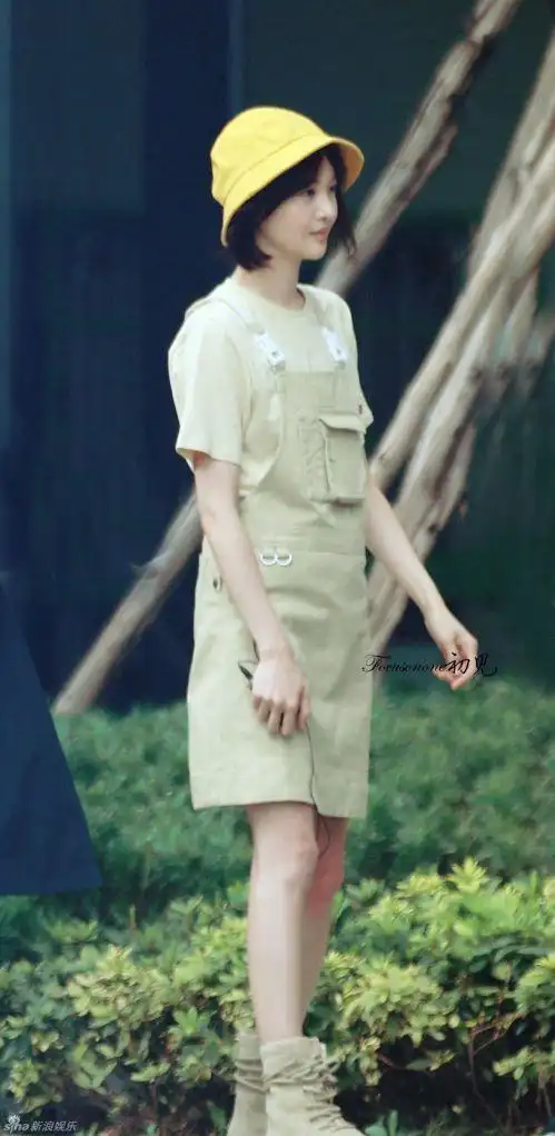 《夏至未至》路透照 郑爽穿背带裤嘟嘴似小丸子