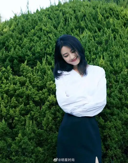 高圆圆最新造型,纯白v领衬衫搭配黑色开衩裙简约大方