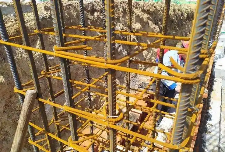 柱z-1  ,柱a-a图纸设计为4*5肢箍 现场施工为4*4肢箍