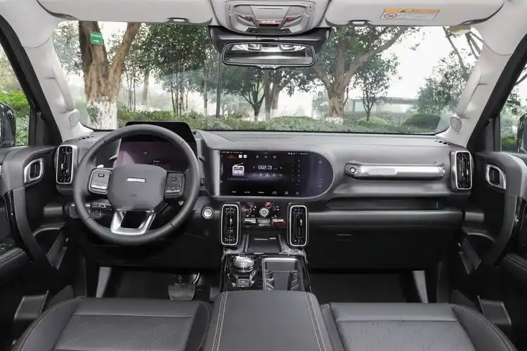 哈弗大狗的内饰设计颇为时尚,视觉效果眼前一亮又不失层次感,在相近