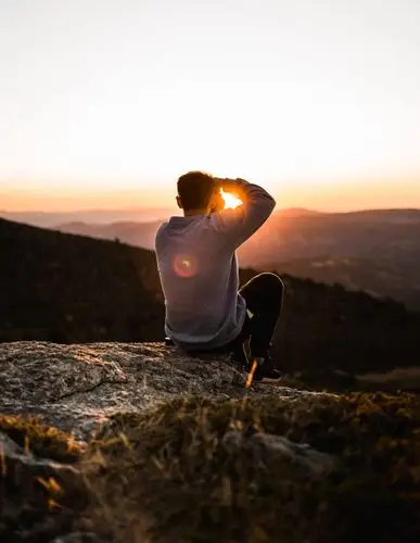 登山拍照的帅哥背影图片,高清图片