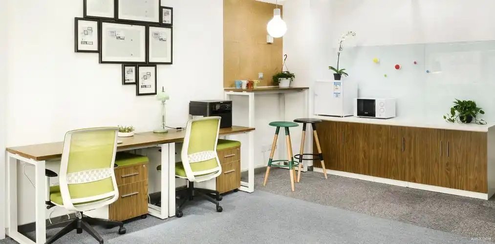 有独立的洽谈室和休息区,满足大量的书籍及储物空间,在开放办公区,不