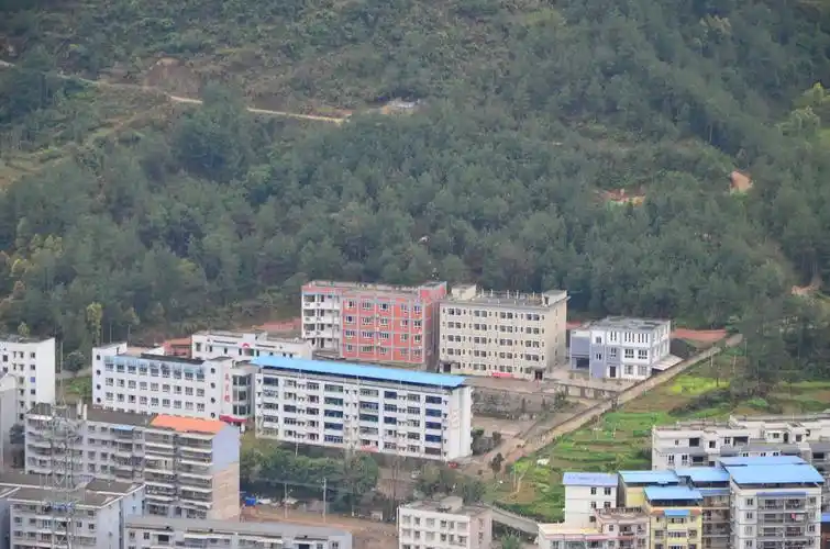 p>1987年9月23日,四川省万县长滩初级中学从万县长滩小学剥离成立单