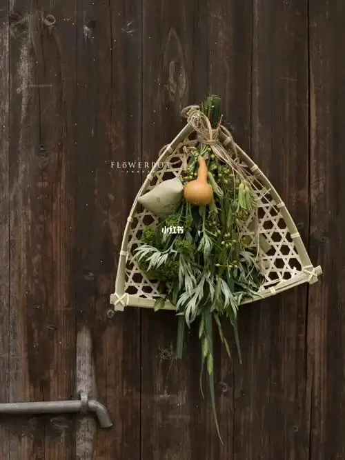 越来越热的时候,很容易受湿气侵蚀感染疾病,在门前挂艾草可以驱邪祈福