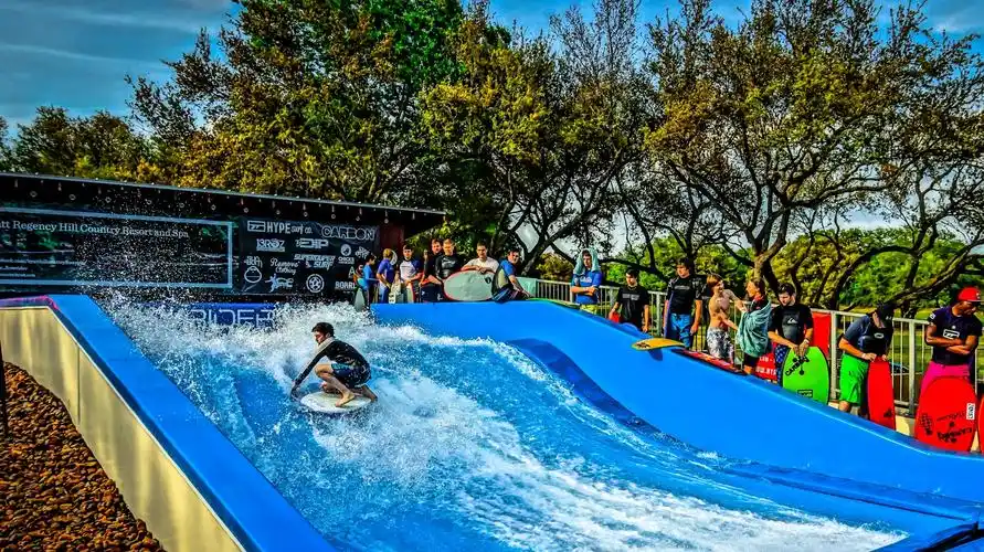 世界上最原始,最受欢迎的冲浪61 在相对初学者中给客人带来巨大的