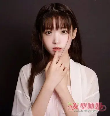 女生齐刘海长直发发型