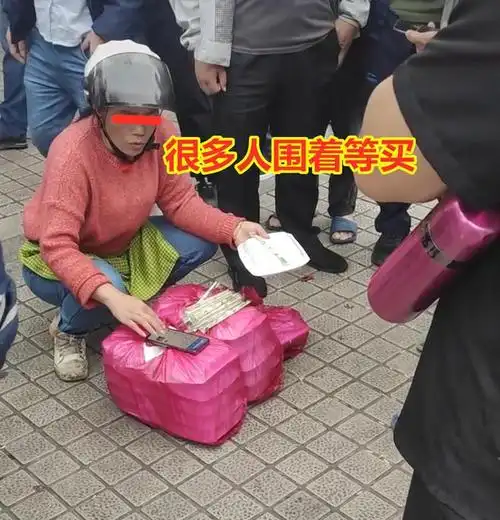 女子卖5元1份挂壁饭被尊称龙华老太婆她救了很多三和大神