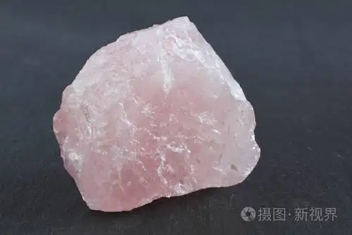 在一块黑色的石头板子上的粉红石英