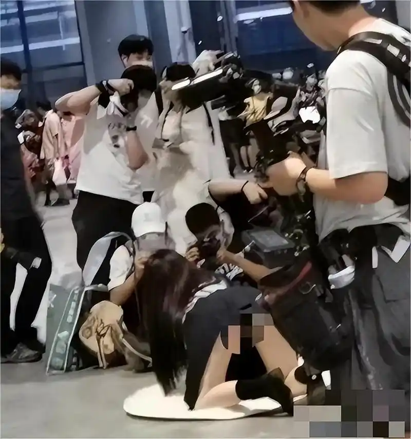 漫展真空事件,兔女郎不穿内裤,网友:打码,我没看到,怎么评判