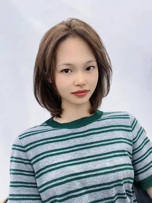 内扣短发  #圆脸发型推荐  #中长发  推荐一款超显白的颜色