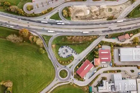 有移动交通的高速公路州际公路俯视鸟瞰图照片