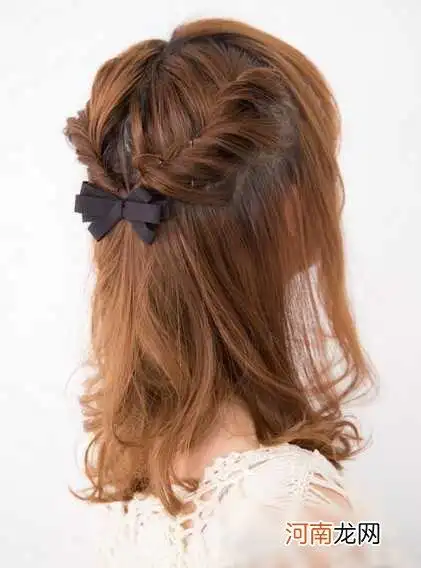新年发型女中长发扎法 甜美清爽又减龄的中长发扎发发型