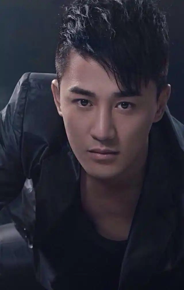 林峰这么多年来喜欢的类型都是大同小异的,年轻美丽身材好