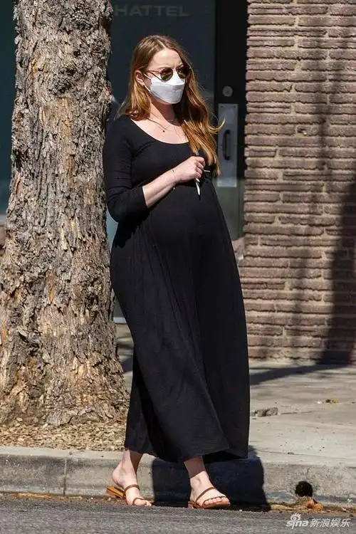 组图:"石头姐"艾玛·斯通挺孕肚出街 开车搬东西不在话下