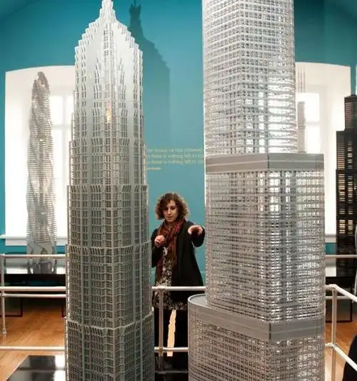 建筑师用1500万块乐高积木砌世界摩天大厦图