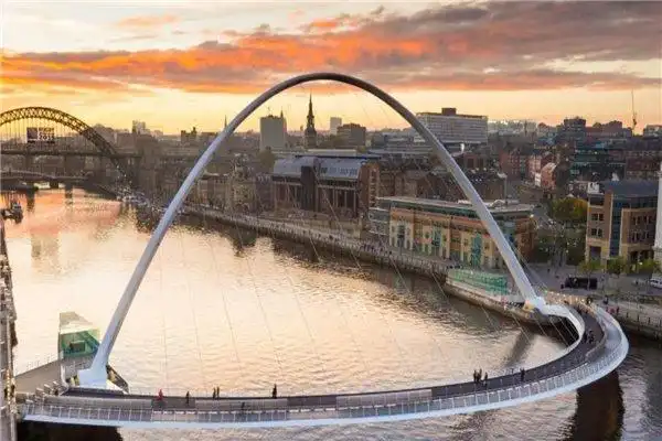 世界十大可移动桥梁 伦敦塔桥最有名甲板可以展开