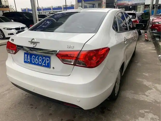 贵阳2015年11月海马m32015款15l手动精英型白色手动挡