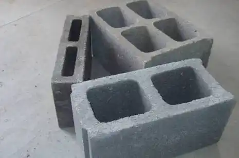 p>混凝土小型空心砌块(简称混凝土小砌块)是以水泥,砂,石等普通