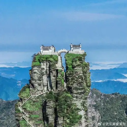 景区介绍:梵净山拥有地质奇观的高山,海拔2572米,被称贵州第一名山