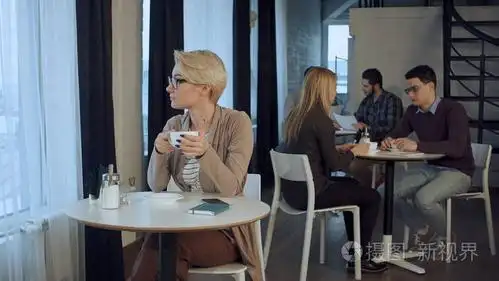 年轻漂亮的女人坐在桌前,喝咖啡室内