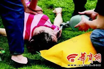 救落水母女 "旱鸭子"大姐溺水(组图)