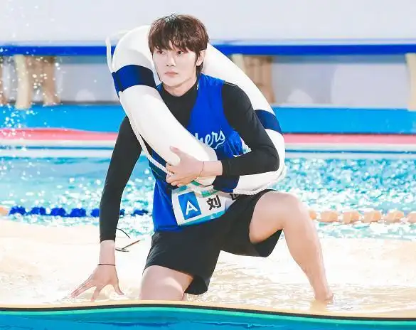 不过小编最心疼的还是刘也,在游泳池的时候脸都吓得发白了