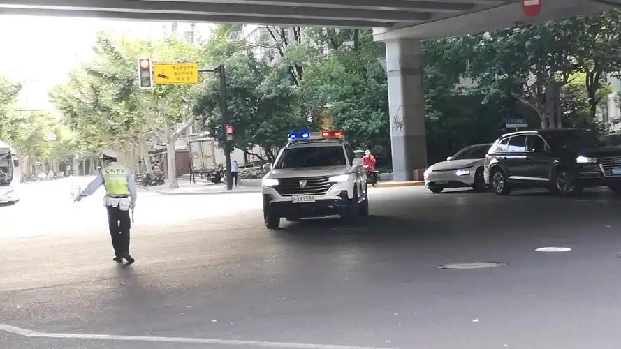 上海市荣威rx5max警车