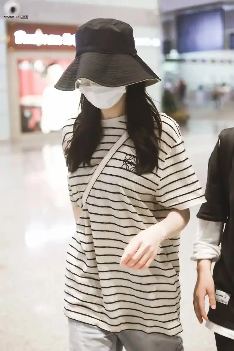 迪丽热巴 一句誓言 左手荣誉证书 右手应援棒 一起赴约 爱 - 抖音